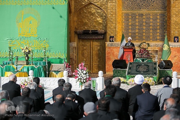 تعویض پرچم گنبد بارگاه رضوی در روز ولادت حضرت رضا(ع)