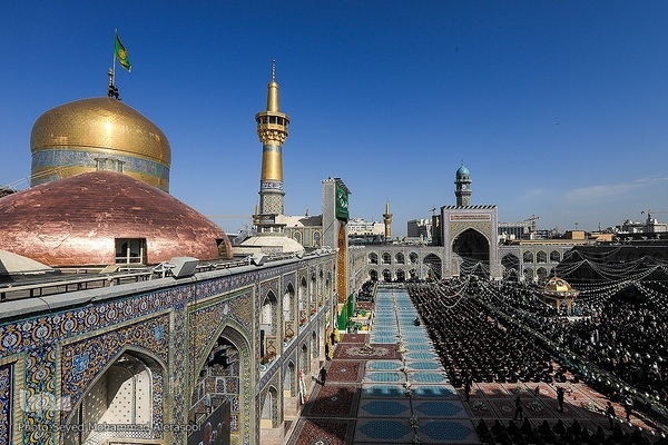 تعویض پرچم گنبد بارگاه رضوی در روز ولادت حضرت رضا(ع)