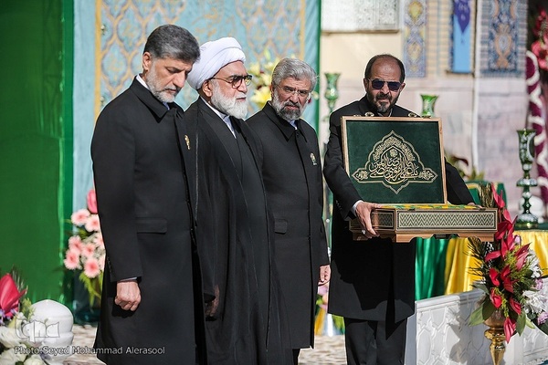 تعویض پرچم گنبد بارگاه رضوی در روز ولادت حضرت رضا(ع)