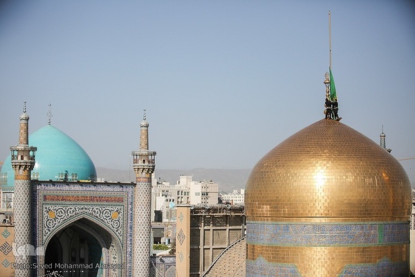 تعویض پرچم گنبد بارگاه رضوی در روز ولادت حضرت رضا(ع)