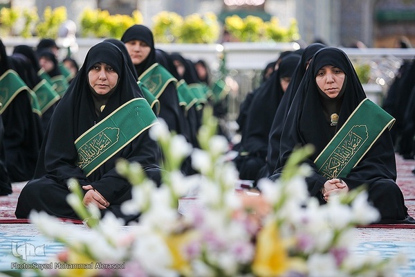 تعویض پرچم گنبد بارگاه رضوی در روز ولادت حضرت رضا(ع)
