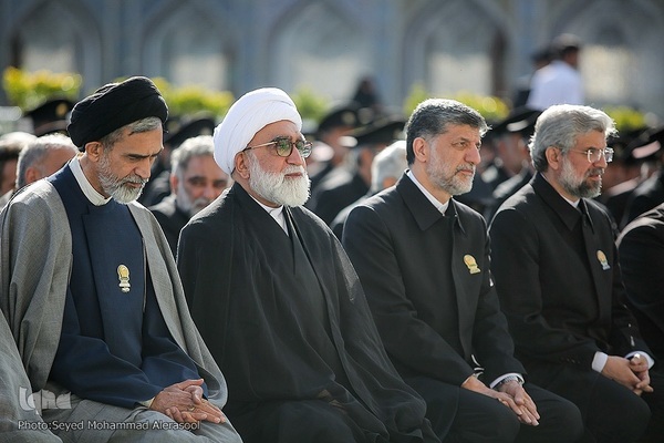 تعویض پرچم گنبد بارگاه رضوی در روز ولادت حضرت رضا(ع)