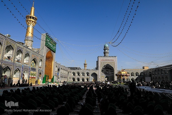 تعویض پرچم گنبد بارگاه رضوی در روز ولادت حضرت رضا(ع)