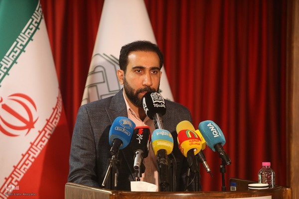 آیین رونمایی از ترجمه عربی مجموعه چهل جلدی «چلچراغ حکمت»