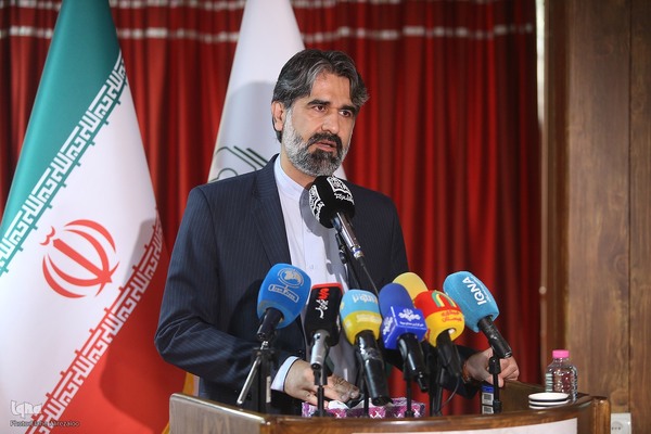آیین رونمایی از ترجمه عربی مجموعه چهل جلدی «چلچراغ حکمت»