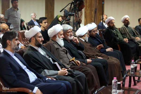 آیین رونمایی از ترجمه عربی مجموعه چهل جلدی «چلچراغ حکمت»