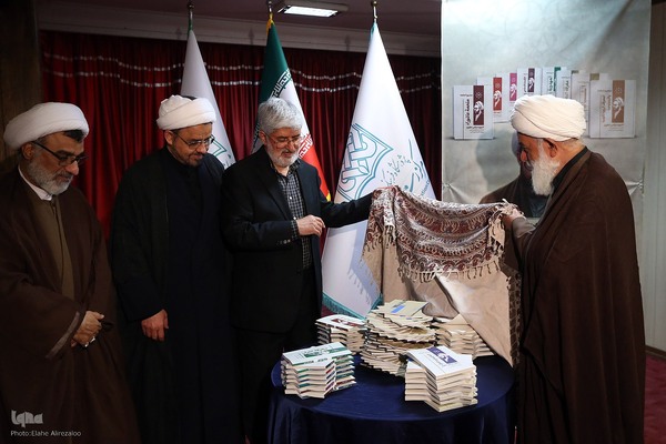 آیین رونمایی از ترجمه عربی مجموعه چهل جلدی «چلچراغ حکمت»