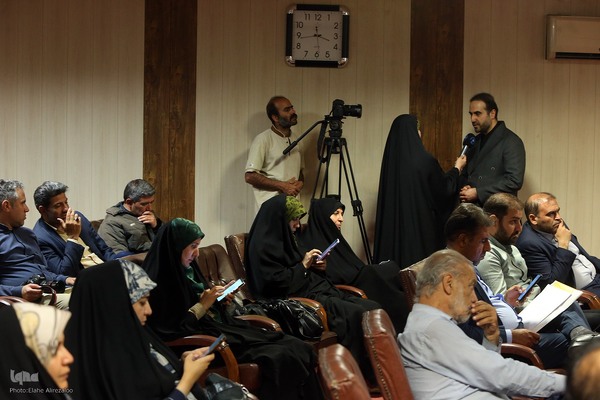 آیین رونمایی از ترجمه عربی مجموعه چهل جلدی «چلچراغ حکمت»
