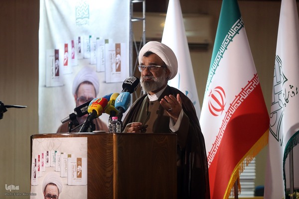آیین رونمایی از ترجمه عربی مجموعه چهل جلدی «چلچراغ حکمت»