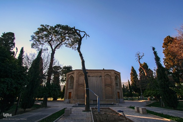 ۱۵ اردیبهشت؛ روز شیراز