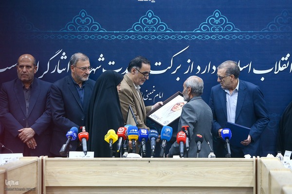 مراسم تقدیر از  خانواده چهار شهید امدادگر  و سه پرستار ایثارگر