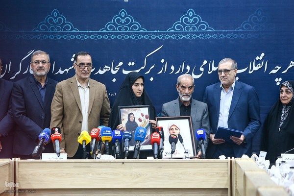 مراسم تقدیر از  خانواده چهار شهید امدادگر  و سه پرستار ایثارگر