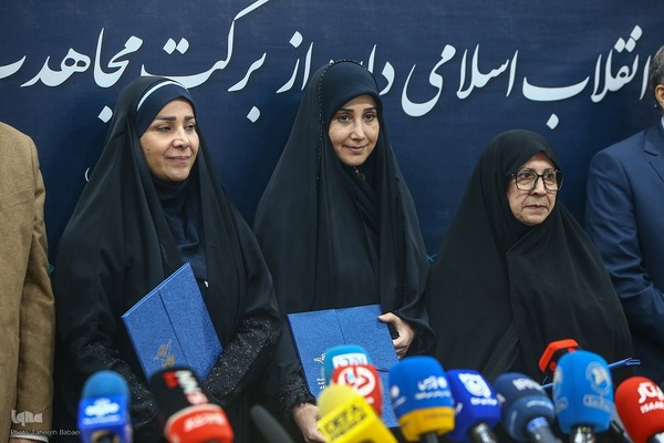 مراسم تقدیر از  خانواده چهار شهید امدادگر  و سه پرستار ایثارگر