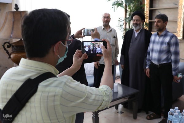 دیدار صمیمی سرپرست حجاج ایرانی با زائران کشورمان درمدینه منوره