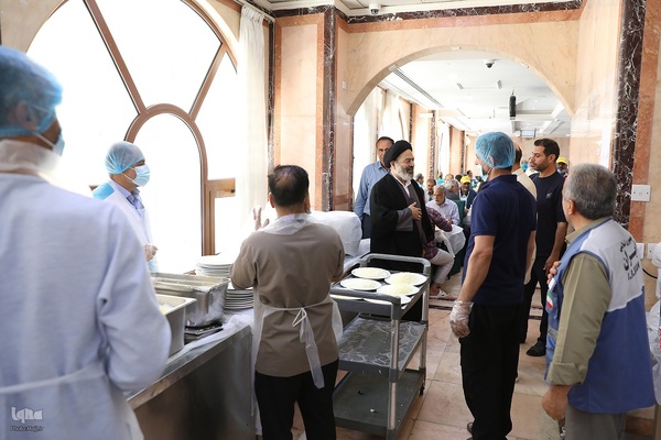 دیدار صمیمی سرپرست حجاج ایرانی با زائران کشورمان درمدینه منوره