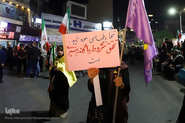 روایت پلاکاردها از 80 روز مقاومت مردم