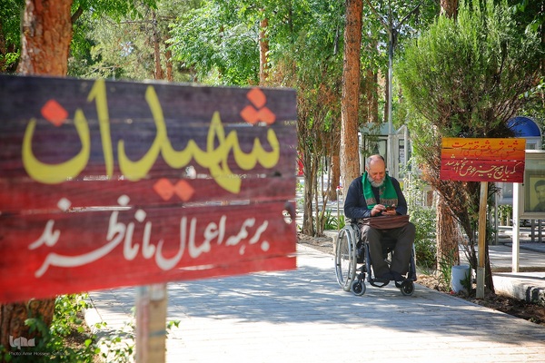 طنین دعای عرفه در قطعه چهل بهشت زهرا تهران