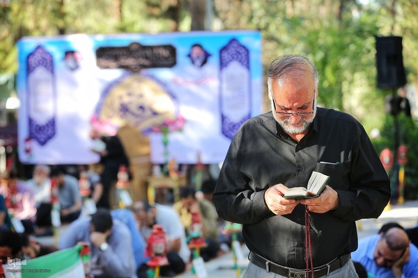 طنین دعای عرفه در قطعه چهل بهشت زهرا تهران