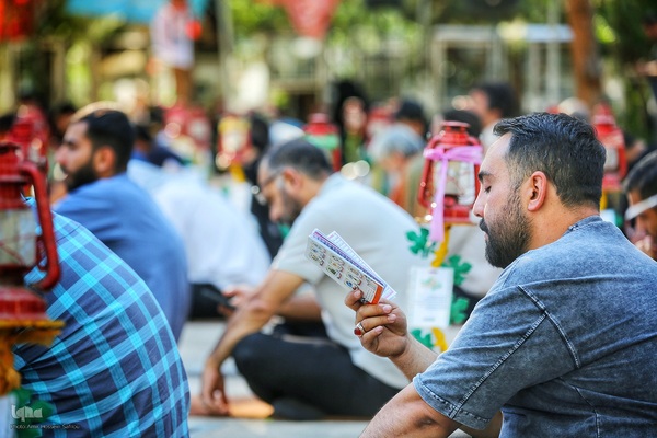 طنین دعای عرفه در قطعه چهل بهشت زهرا تهران