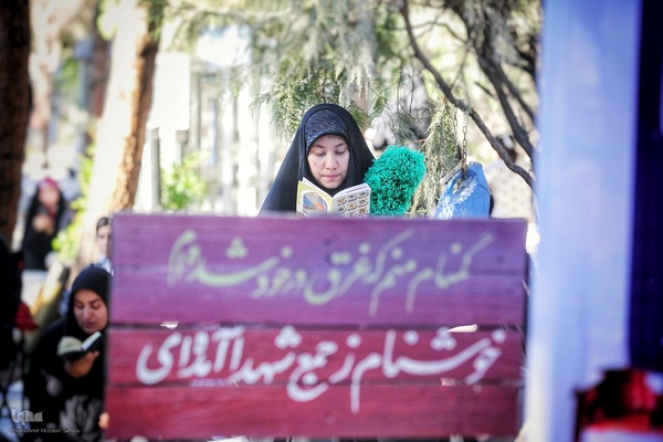 طنین دعای عرفه در قطعه چهل بهشت زهرا تهران