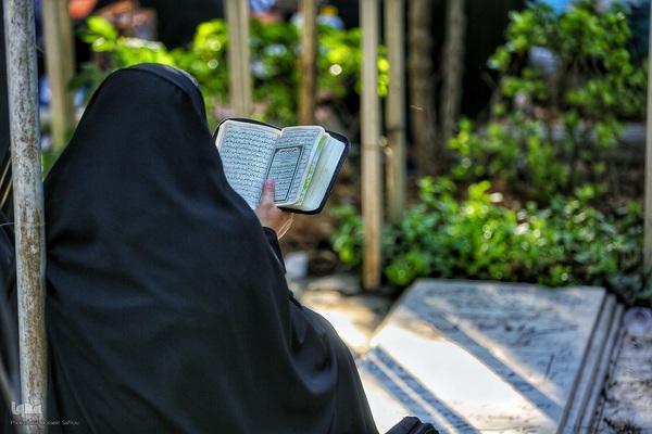طنین دعای عرفه در قطعه چهل بهشت زهرا تهران