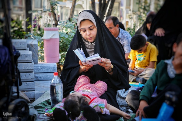 طنین دعای عرفه در قطعه چهل بهشت زهرا تهران