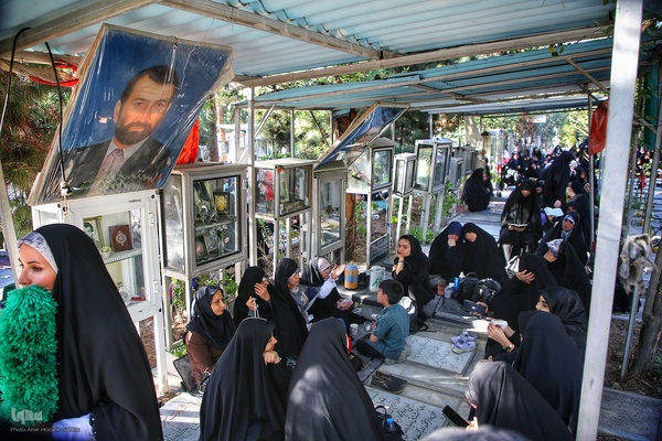 طنین دعای عرفه در قطعه چهل بهشت زهرا تهران