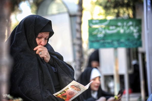طنین دعای عرفه در قطعه چهل بهشت زهرا تهران