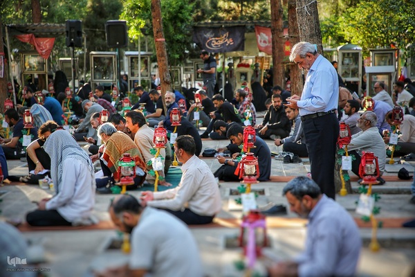 طنین دعای عرفه در قطعه چهل بهشت زهرا تهران