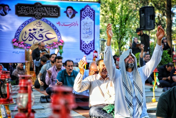 طنین دعای عرفه در قطعه چهل بهشت زهرا تهران