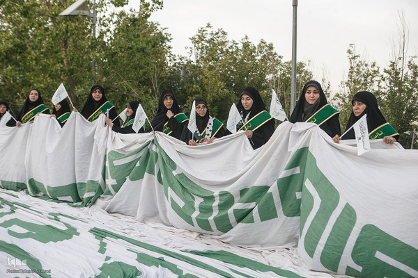 آیین اهتزاز بزرگترین پرچم متبرک حرم علوی