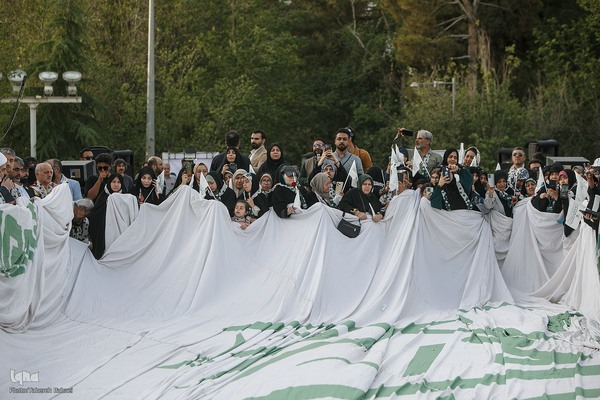 آیین اهتزاز بزرگترین پرچم متبرک حرم علوی
