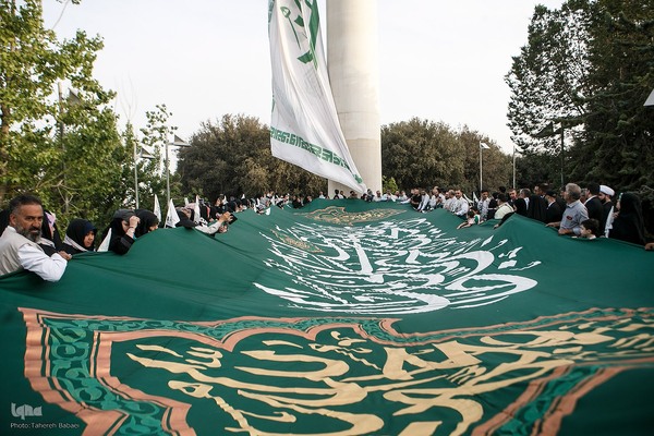 آیین اهتزاز بزرگترین پرچم متبرک حرم علوی