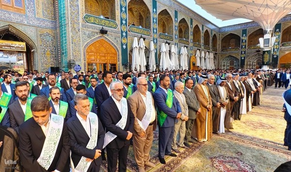 مراسم برافراشتن پرچم غدیر در حرم علوی