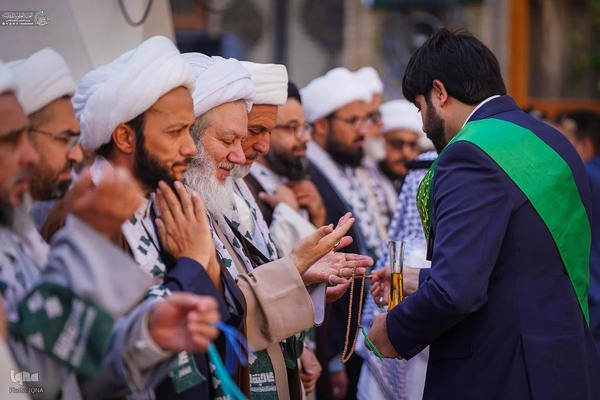 مراسم برافراشتن پرچم غدیر در حرم علوی