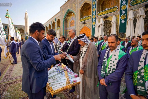 مراسم برافراشتن پرچم غدیر در حرم علوی