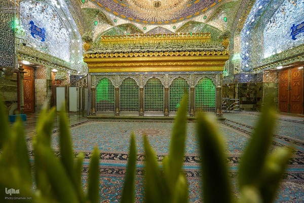 گل‌باران ضریح مطهر علوی در آستانهٔ عید ولایت و امامت