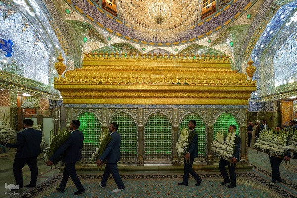 گل‌باران ضریح مطهر علوی در آستانهٔ عید ولایت و امامت