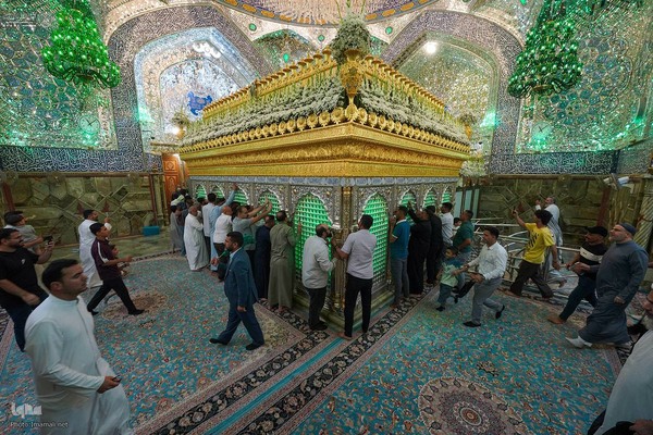 گل‌باران ضریح مطهر علوی در آستانهٔ عید ولایت و امامت