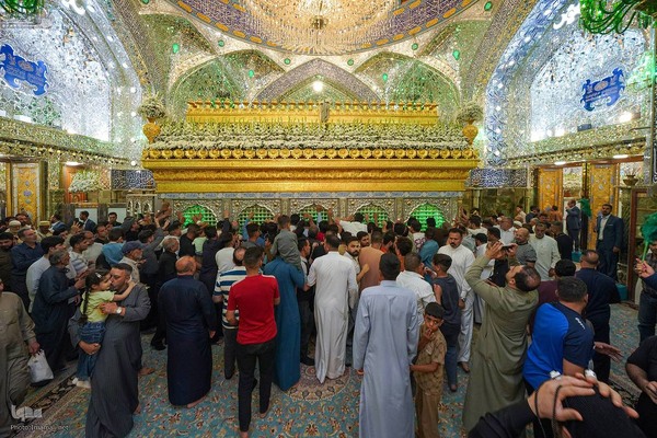 گل‌باران ضریح مطهر علوی در آستانهٔ عید ولایت و امامت