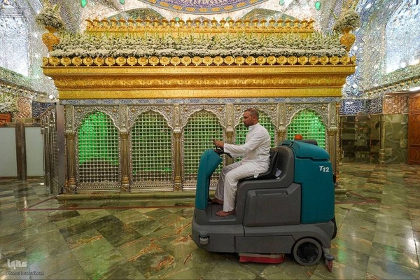 گل‌باران ضریح مطهر علوی در آستانهٔ عید ولایت و امامت