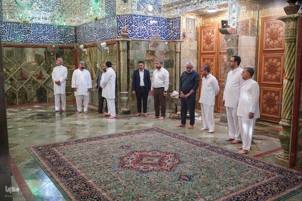 گل‌باران ضریح مطهر علوی در آستانهٔ عید ولایت و امامت