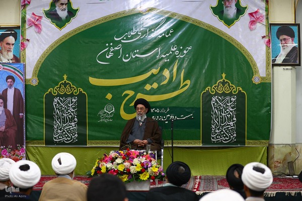 مراسم عمامه‌گذاری طلاب حوزه علمیه اصفهان