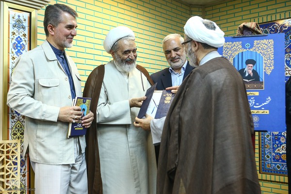 رونمایی از کتاب «شخصیت قرآنی رهبر شهید» در فرهنگسرای قرآن