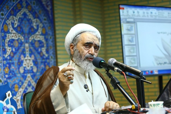 محمدعلی رضایی اصفهانی در رونمایی از کتاب «شخصیت قرآنی رهبر شهید» در فرهنگسرای قرآن