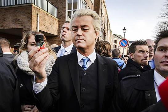 Migrants: Geert Wilders distribue des bombes lacrymogènes aux femmes