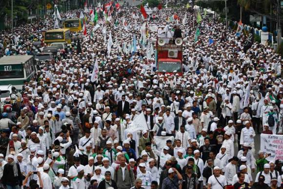 Manifestation des musulmans indonésiens en protestation contre les propos anti-coran du gouverneur de Jakarta