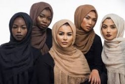 La blogueuse musulmane crée un hijab pour chaque teint de peau