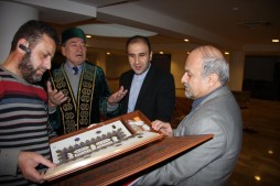 Cadeaux de l’ambassadeur iranien au mufti du Belarus