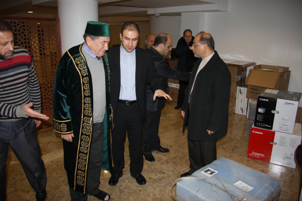 Cadeaux de l’ambassadeur iranien au mufti du Belarus